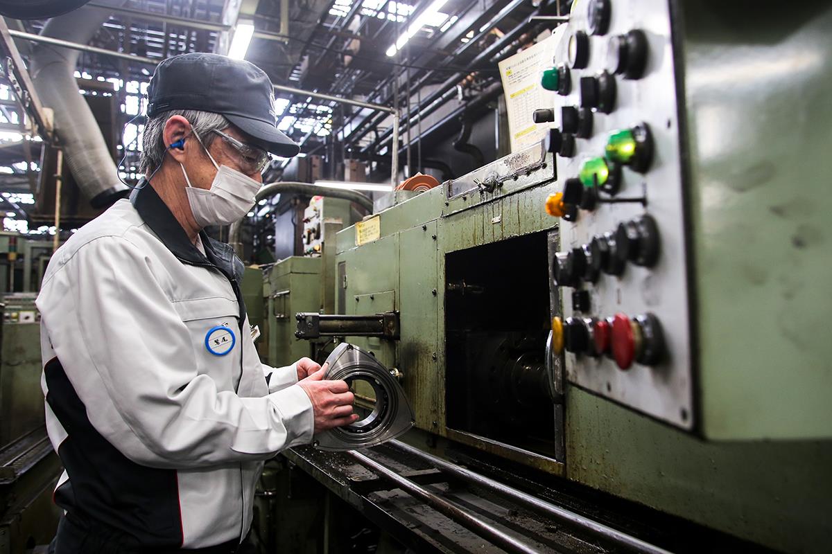 Tetsuya Sato, who has been involved in rotary engine manufacturing for 36 years, is the most experienced engineer in the plant.