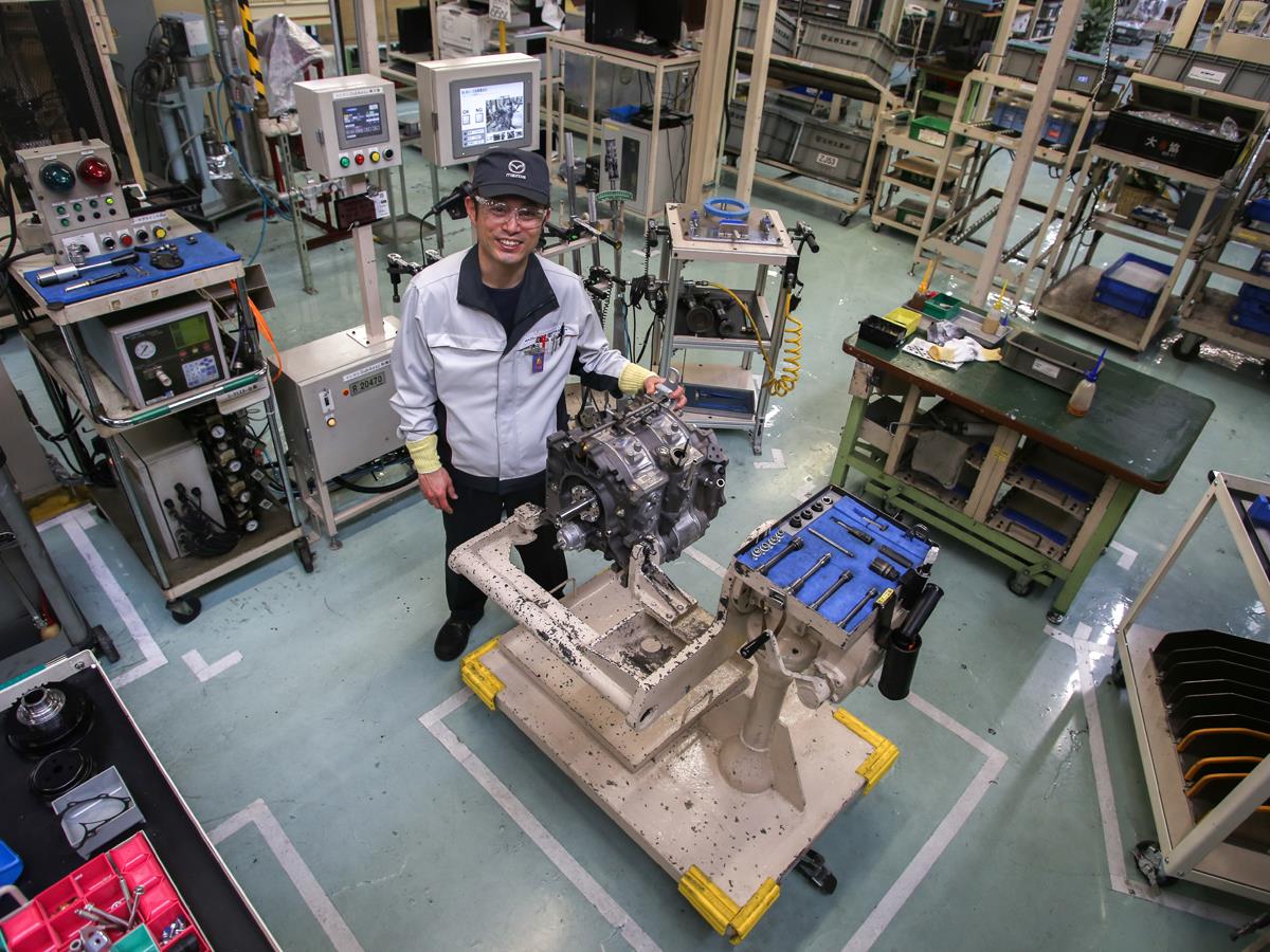 Yoshiki Inoue assembles a rotary engine.