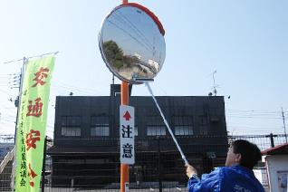 Cleaning convex traffic mirrors