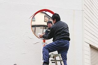 Cleaning convex traffic mirrors
