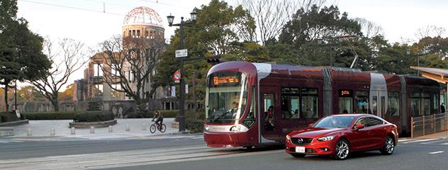ITS 世界会議東京2013 のポストコングレスツアーの一つとして、東京大学/マツダ/広島電鉄/交通安全環境研究所の４者共同研究体で、世界初の路面電車-自動車間通信＋自律安全技術の公道実証実験を実施しました。